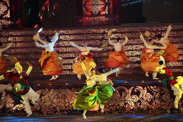 Sân khấu mang đậm sắc màu cung đình tại lễ khai mạc Festival Huế