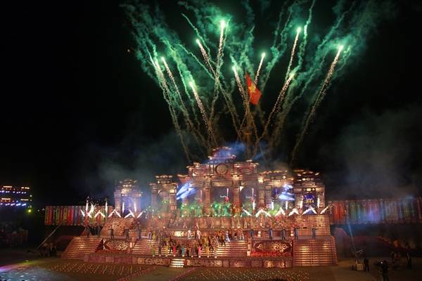 Pháo hoa rực rỡ tại lễ khai mạc Festival Huế