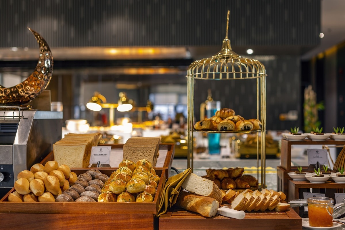 Bữa sáng buffet tại Le Sands Oceanfront Đà Nẵng