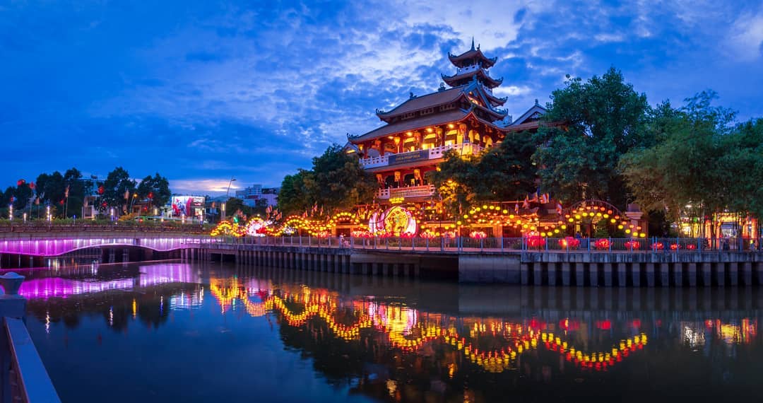 Lễ thả hoa đăng lớn nhất Sài Gòn tại chùa Pháp Hoa