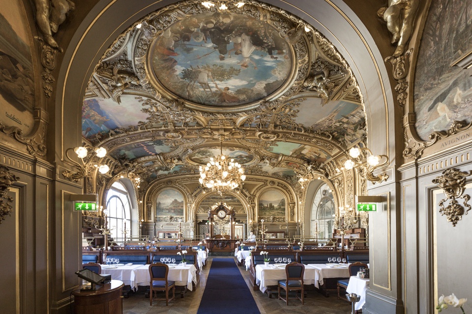 Không gian sang trọng bên trong nhà hàng Le Train Bleu Paris
