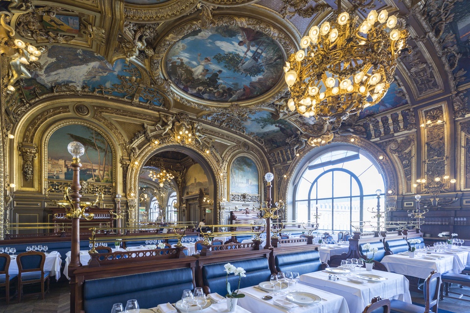 Hình ảnh chi tiết trần nhà và đèn chùm tại nhà hàng Le Train Bleu
