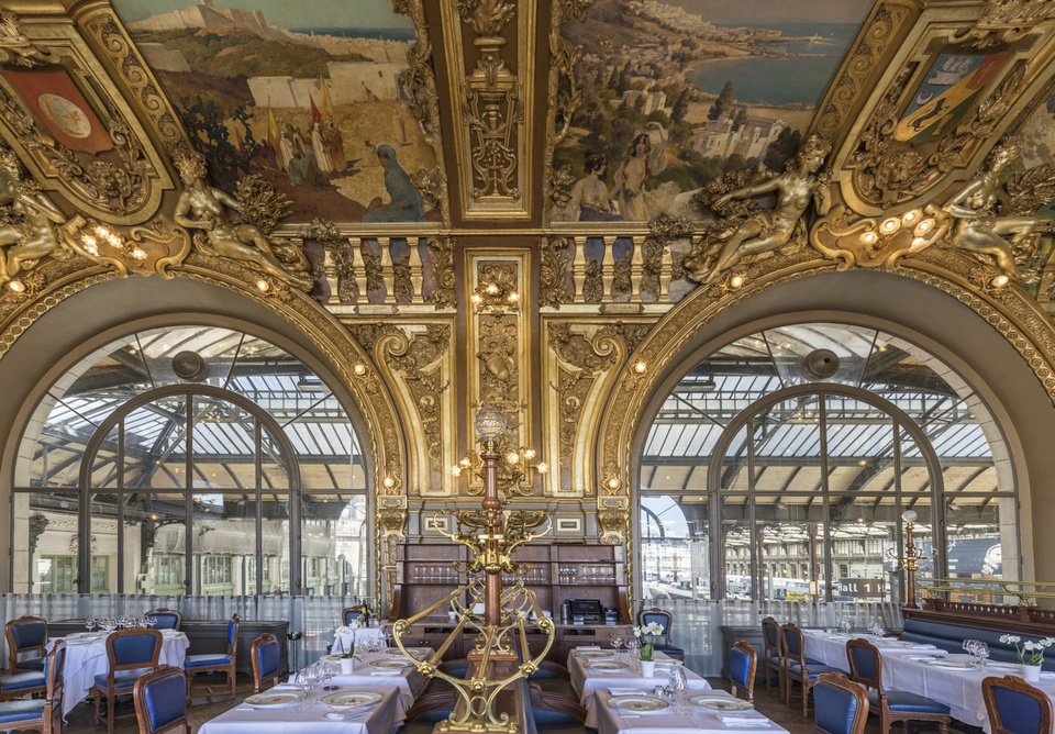 Chi tiết tác phẩm điêu khắc và nội thất cổ điển tại Le Train Bleu