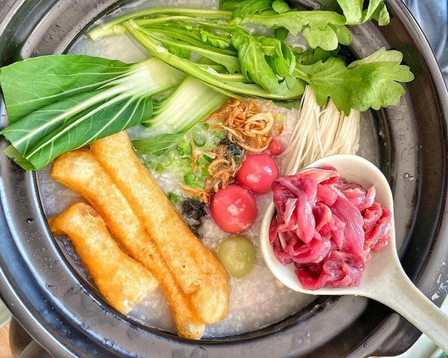 Lẩu cháo thập cẩm. Ảnh: afamily.