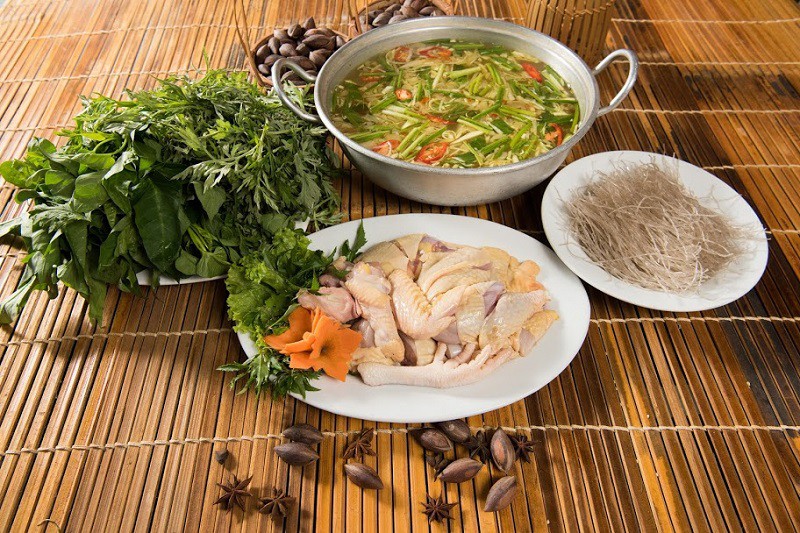 Lẩu gà Tiên Yên măng chua