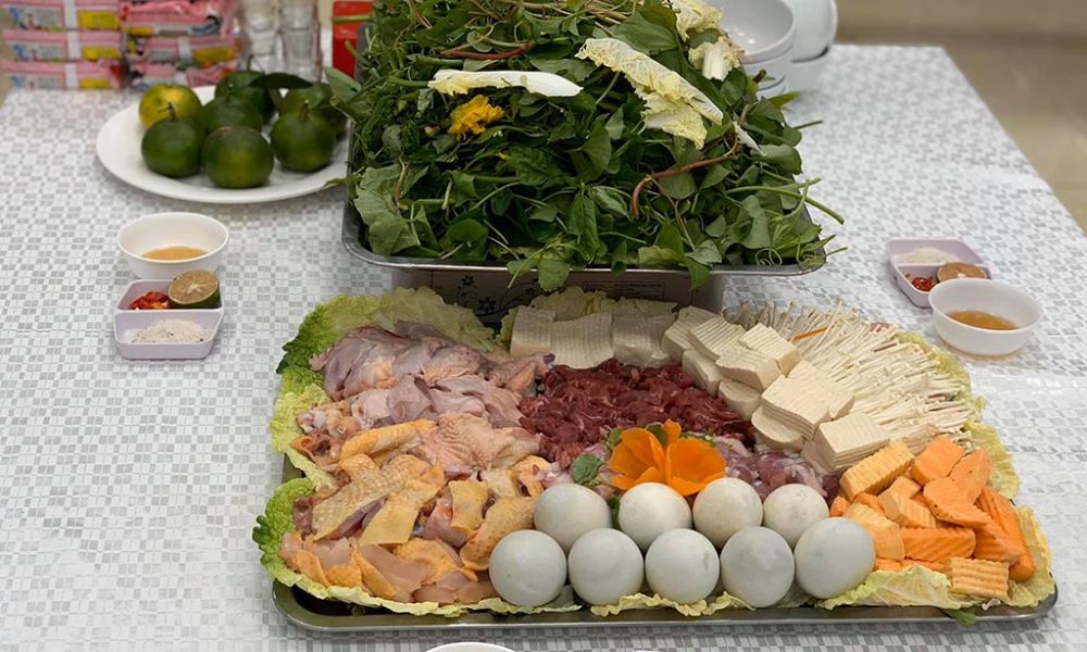 Lẩu lá rau rừng đặc sản ẩm thực Gia Lai