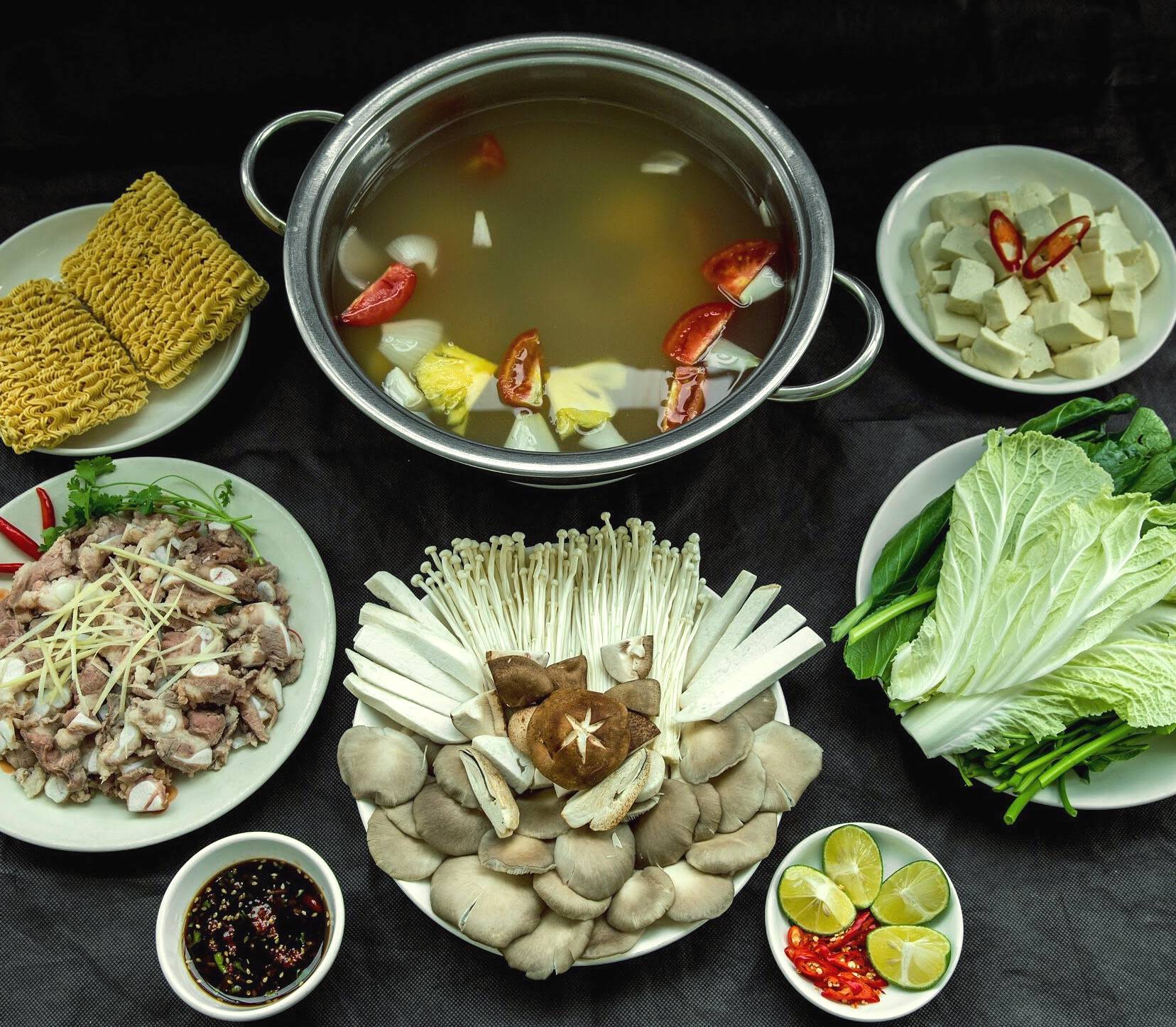 Lẩu sụn gà nấu nấm thơm ngon