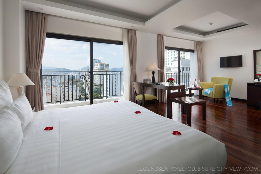 Hồ bơi vô cực tuyệt đẹp tại Khách sạn LegendSea Nha Trang