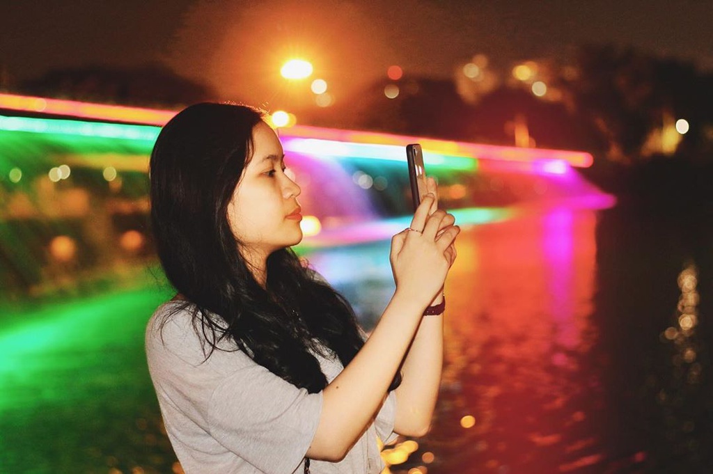 Cầu Ánh Sao rực rỡ về đêm tại công viên Sài Gòn