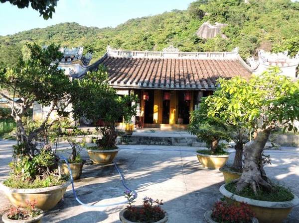 Chùa Hải Tạng - điểm nhấn nổi tiếng của hòn Lao - Ảnh: THANH LY