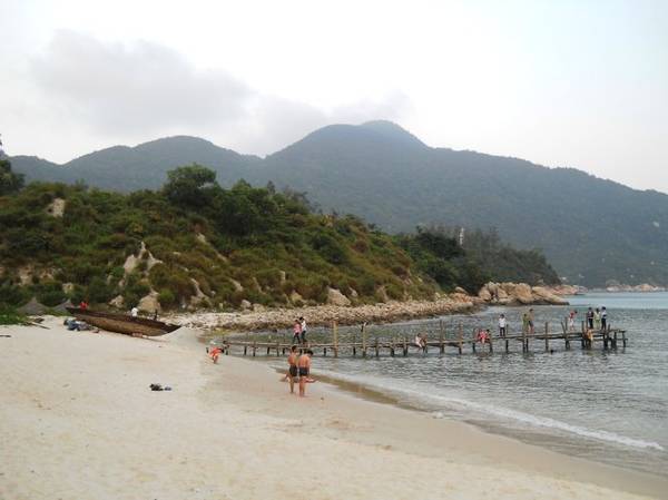 Bãi biển sạch đẹp, hoang sơ là nơi du khách tha hồ đắm mình trong làn nước xanh biếc - Ảnh: THANH LY