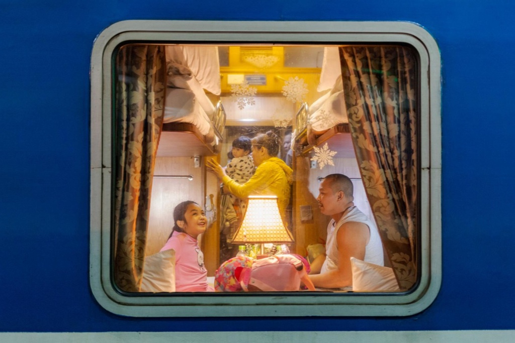 Tàu hỏa là lựa chọn khiến nhiều người yên tâm khi tới Sa Pa. Ảnh: NatGeo.