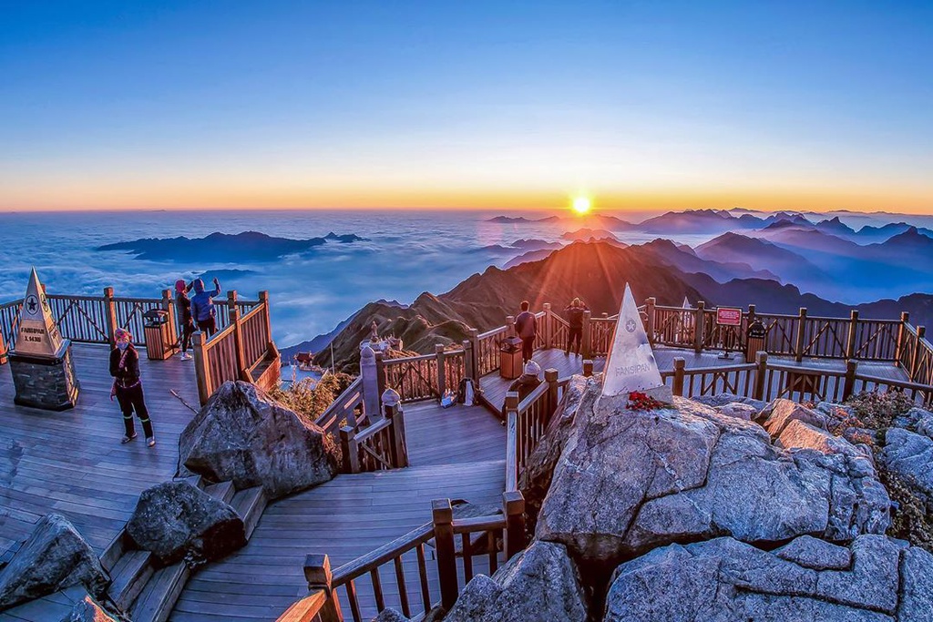 Đỉnh Fansipan có tầm nhìn đẹp nhưng lại khiến du khách khó chịu vì quá đông người. Ảnh: Sunworld.fansipanlegend.