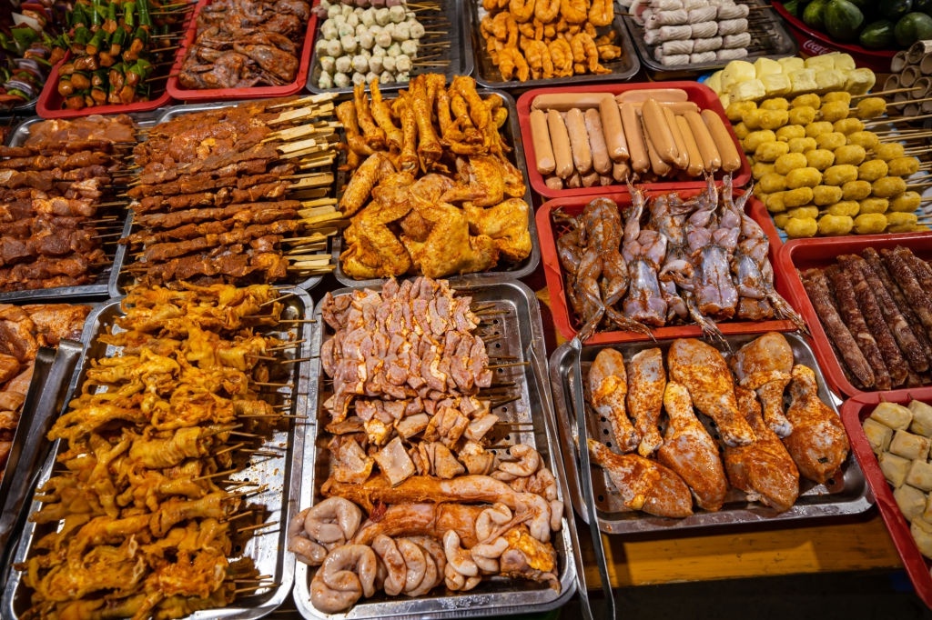 Thịt nướng vỉa hè Sa Pa nổi tiếng thơm ngon nhưng không được đánh giá cao về vấn đề vệ sinh. Ảnh: iStock.