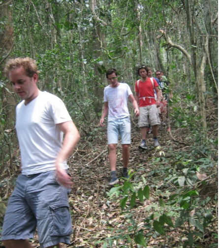 Khách nước ngoài hào hứng tham gia tour du lịch Đà Lạt mạo hiểm trekking