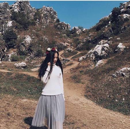 Vẻ quyến rũ của núi Trầm chính là những con đường mòn trải dài do người leo núi qua thời gian dài tạo ra, cùng với những mỏm đá trắng mấp mô trên vách núi. Nơi đây hiện lên một vẻ đẹp hữu tình, thơ mộng. Ảnh: Bunkristen.