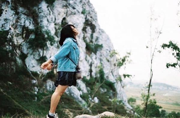 Khi đã lên tới đỉnh, bạn có thể thả hồn vào không gian thiên nhiên tươi mát, lắng nghe tiếng gió vi vu, tận mắt ngắm nhìn toàn bộ khung cảnh đồng ruộng, xóm làng yên bình. Những đồng cỏ xanh trải dài giữa các ngọn núi tạo nên một thung lũng nên thơ. Ảnh: Vuhienn.168.