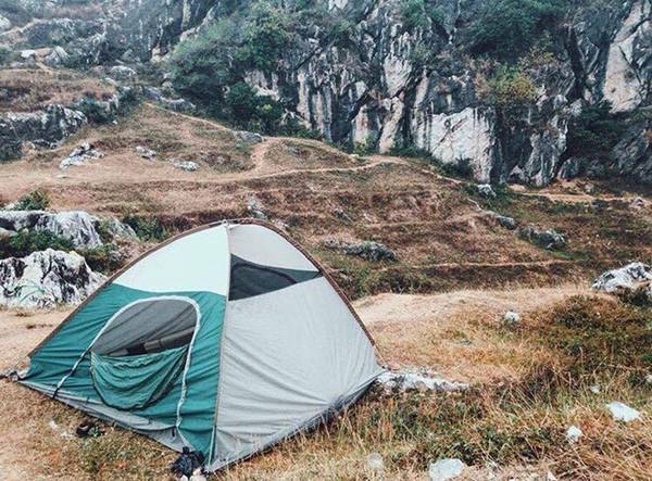 Đây là một địa điểm đẹp và rất thích hợp cho những buổi picnic trong ngày hay cắm trại qua đêm. Nếu ở lại qua đêm, bạn sẽ đắm chìm trong cảnh đẹp huyền ảo lúc hoàng hôn xuống hay ngắm sương mù trắng xóa khi bình minh lên. Ảnh: Olympipp.