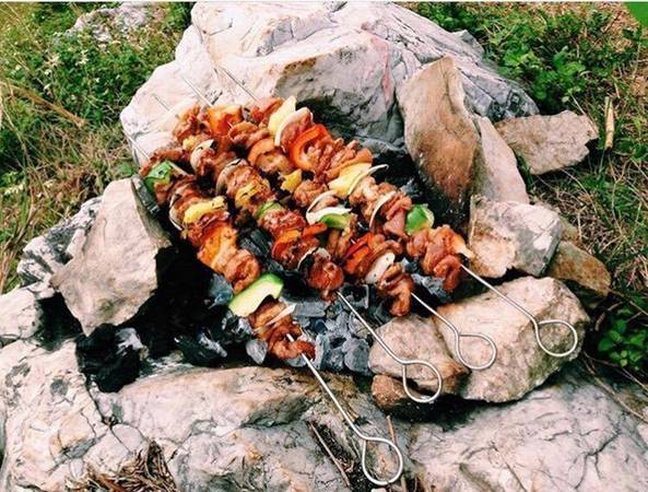 Đến dã ngoại nơi đây, đừng quên chuẩn bị những thực phẩm thơm ngon để cùng trải nghiệm ẩm thực đồ nướng trên núi như thịt ba chỉ, thịt xiên, cánh gà, xúc xích, các loại rau củ… đảm bảo vừa ăn ngon lại thú vị, vui vẻ cùng bạn bè. Ảnh: Hanhhongtran_263.