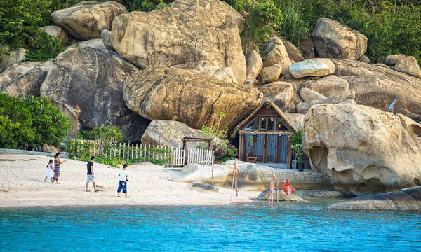 Một trong những điều hấp dẫn du khách ở đây là thiết kế lãng mạn của các khu thư giãn như xích đu trên biển, chòi phơi nắng trên bờ cát hay võng giữa biển...