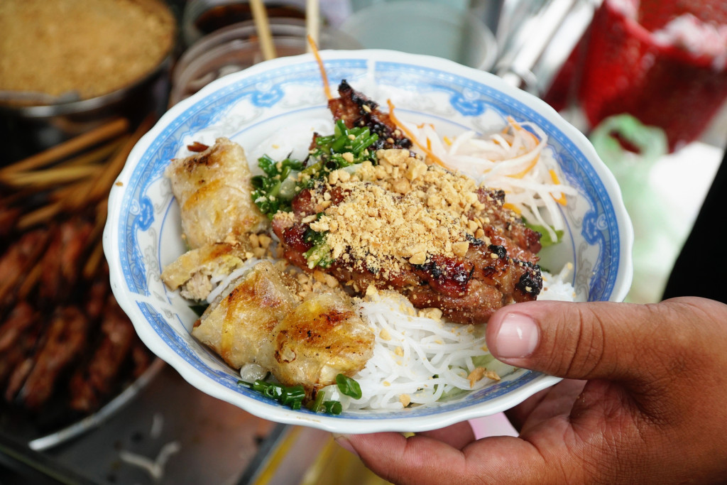 Không gian quán bún thịt nướng quận 1