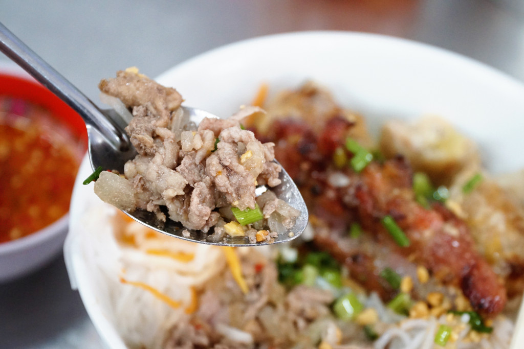 Món bún thịt nướng đầy đặn tại Sài Gòn