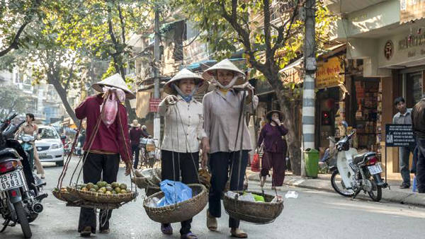Những gánh hàng rong trên phố từ lâu đã trở thành nét đặc trưng khi đi du lịch Hà Nội