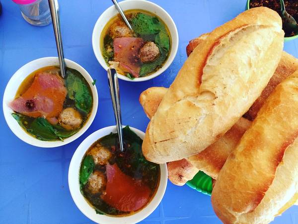1 chén xíu mại có da heo kèm 2 bánh mỳ chỉ 10.000 đồng thôi.