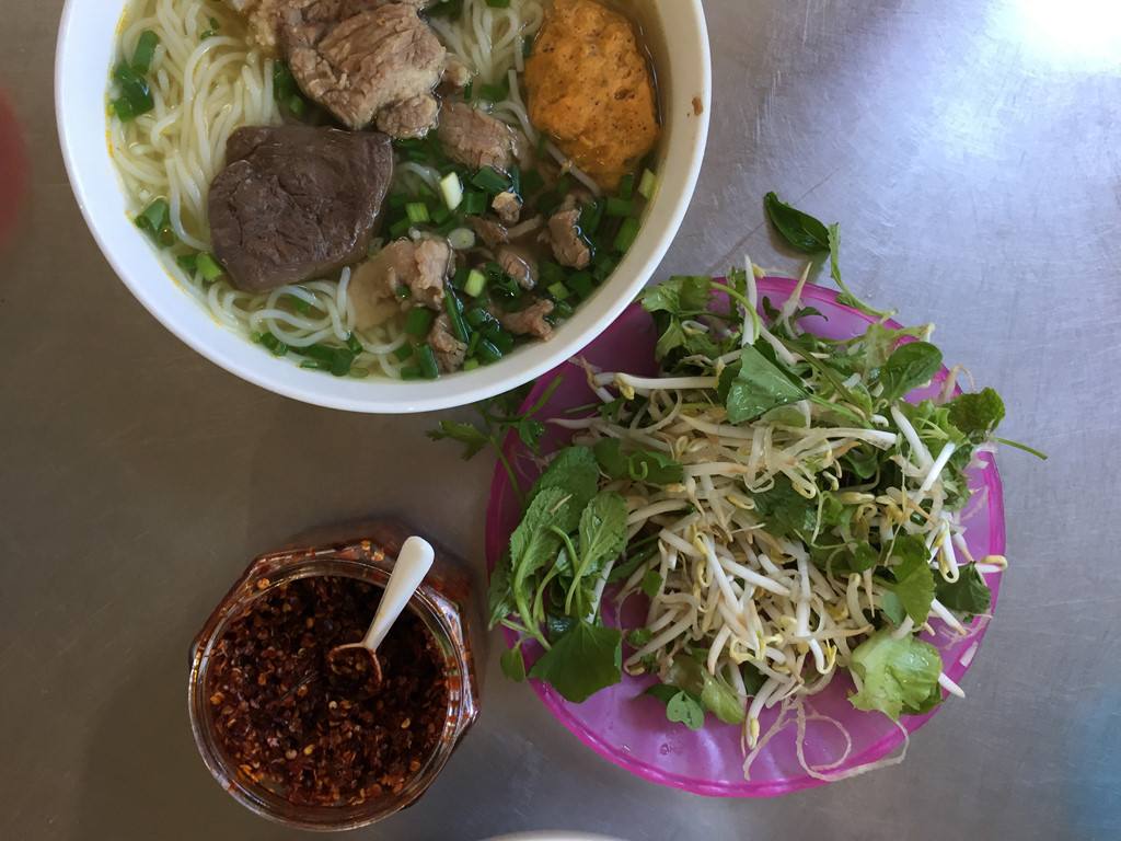 Dạo chơi cầu Tràng Tiền khi du lịch Đà Nẵng Huế