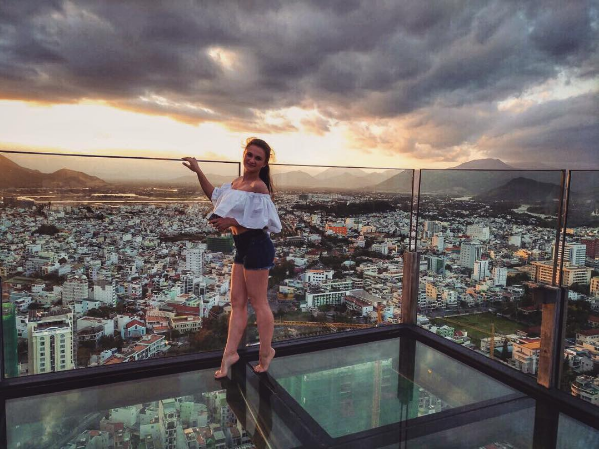 Trải nghiệm ngắm cảnh từ sàn kính trên cao tại Skylight Nha Trang