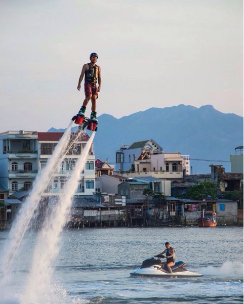 Trò chơi mạo hiểm Flyboard trên sông Cái Nha Trang