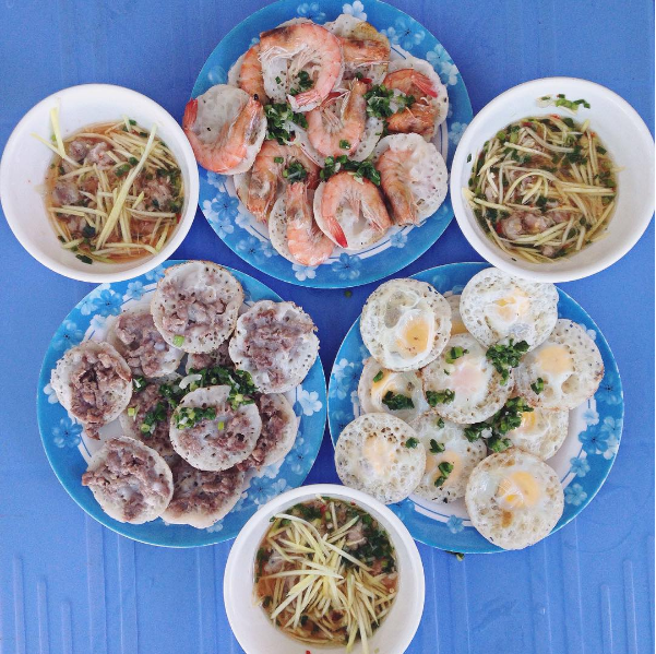 Bánh căn tôm mực đặc sản hấp dẫn khi du lịch Nha Trang