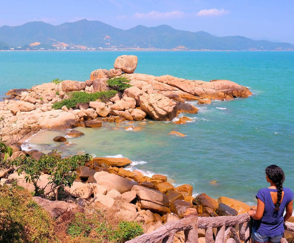 Thắng cảnh Hòn Chồng Hòn Vợ nổi tiếng tại Nha Trang