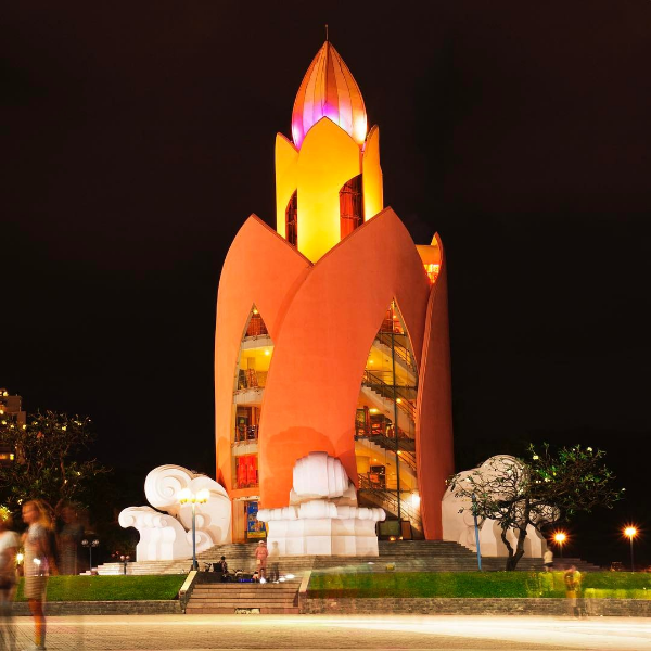 Tháp Trầm Hương rực rỡ về đêm tại Nha Trang