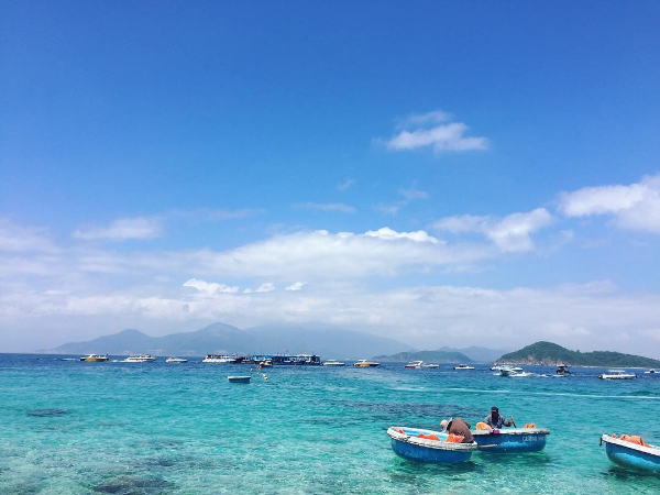 Vịnh biển Nha Trang tuyệt đẹp dưới nắng vàng