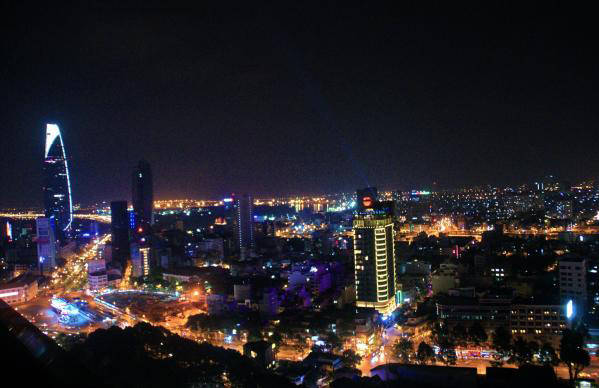 Từ Chill Sky Bar, bạn có thể ngắm phố phường hòa trong ánh đèn lung linh. Ảnh: Asiaone.