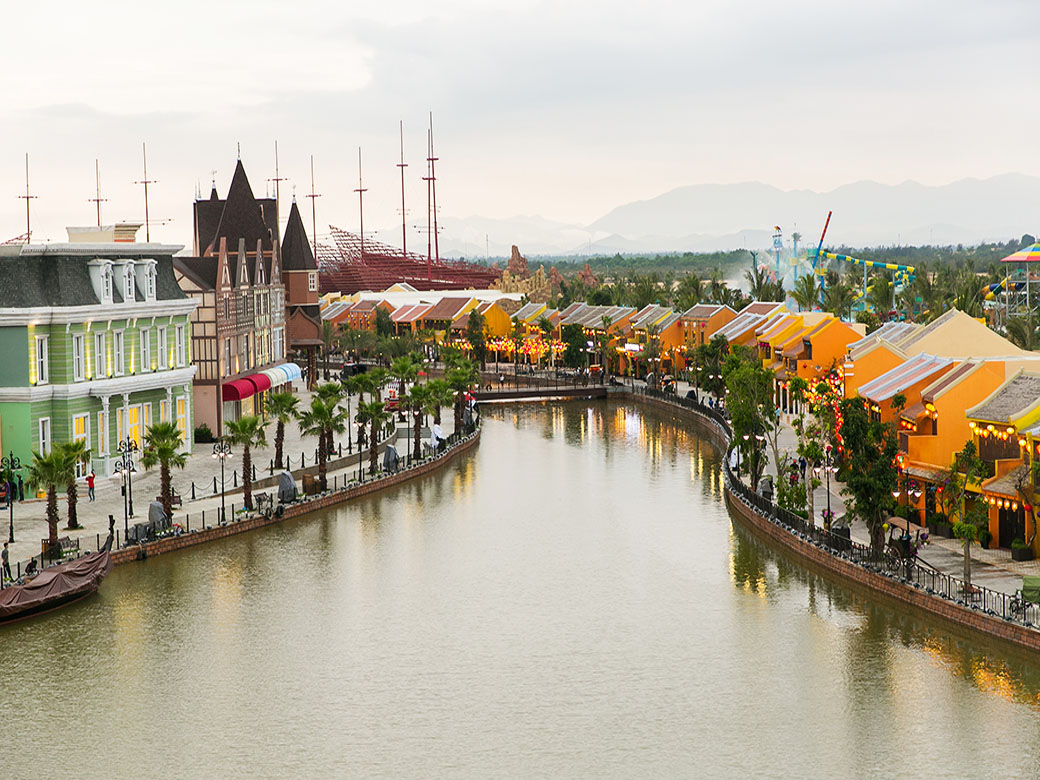 Phố cổ ven sông Vinpearl Land Nam Hội An