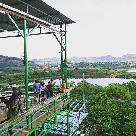 Du khách check-in tại Mê Linh Coffee Garden
