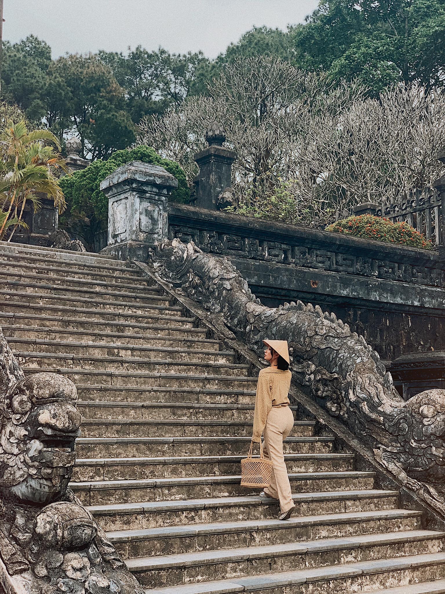 Khuôn viên lãng mạn như tranh vẽ tại Lăng Minh Mạng Huế