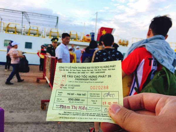 Tàu cao tốc di chuyển đến đảo Phú Quý