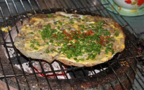 Bánh tráng nướng mỡ hành đậm đà hương vị miền Trung.