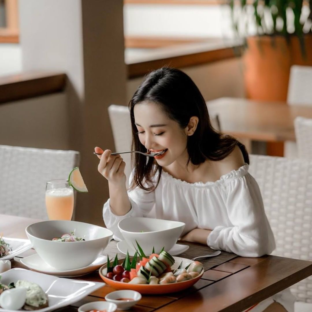 Bữa sáng nổi sang chảnh tại hồ bơi