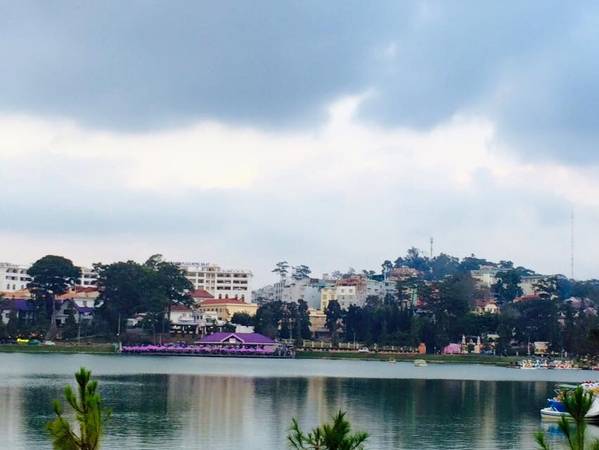 Hồ Xuân Hương lãng mạn lúc chiều tà