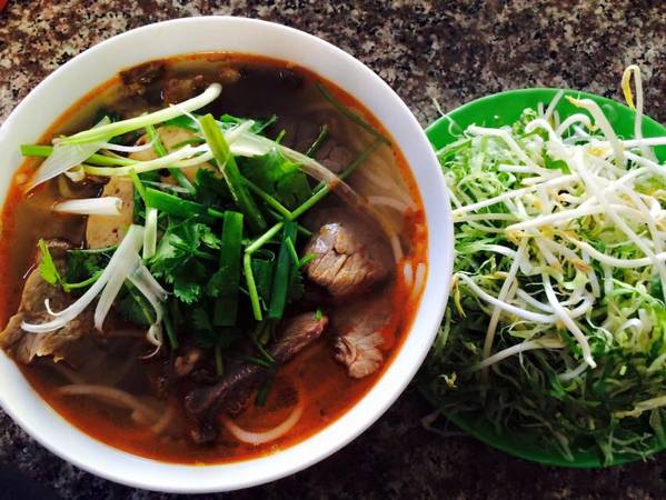 Bún bò Đà Lạt thơm ngon ấm lòng buổi sáng
