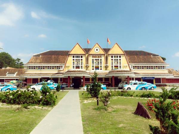 Ga xe lửa cổ kính của thành phố sương mù