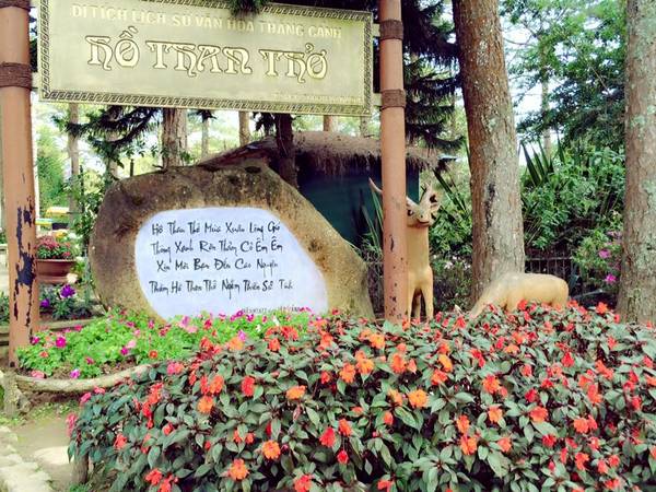 Vẻ đẹp trầm buồn thơ mộng tại Hồ Than Thở