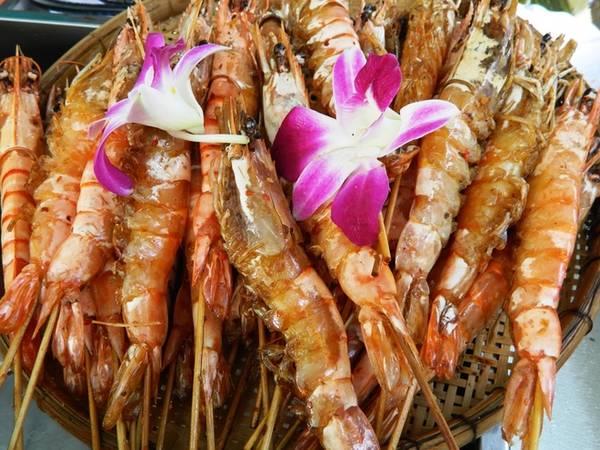 Có nhiều món ăn được chế biến đơn giản, không cầu kỳ, một số món khác thì bày trí bắt mắt, thu hút lượng lớn du khách đến tham gia thưởng thức. 