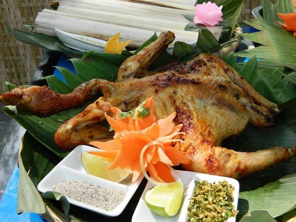 Vùng đất Tây Nguyên mang đến cho thực khách nhiều món độc đáo như gà nướng Bản Đôn, cơm lam muối vừng, cá lăng đỏ nướng, rượu Ama Kông, rượu cần và cả tiếng hát vang vọng của nghệ sĩ. Đây là gian hàng thu hút đông đảo thực khách đến tham quan.