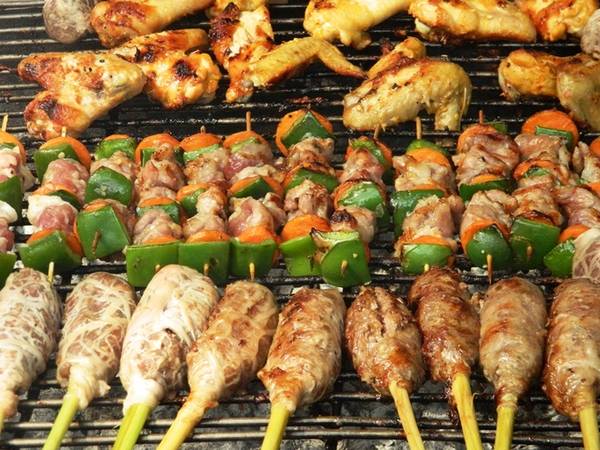 Các món nướng, xiên que khói bốc thơm phức đã níu chân của rất nhiều người khi đi ngang qua.