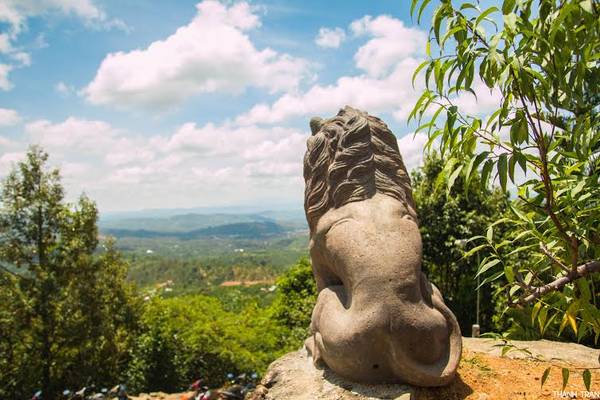 Hai sư tử trước Quán Chiếu Đường Linh Quy Pháp Ấn